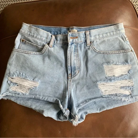 EUC Womens Billabong Size 28  Jean Shorts Women - Distressed - Picture 10 of 10